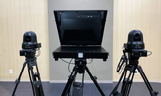 2台のリモートカメラとプロンプター付きの固定カメラ