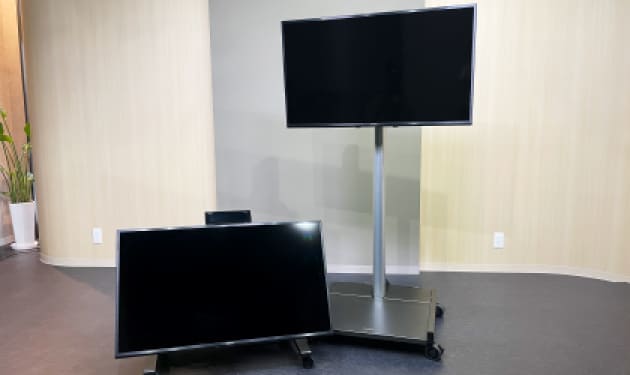 演出や画面の確認など、様々な用途で使用できる2種類のスタジオモニター