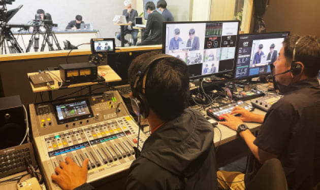 全映像ソース同時収録やVTR、テロップ送出が可能なコントロールルーム