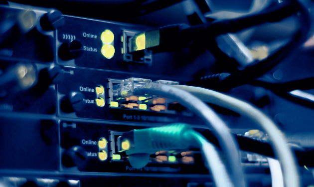 本線と予備線で独立した高速インターネット回線を採用